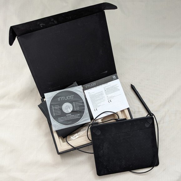 Wacom Intuos Drawing Tablet with Original Packaging - Picture 2 of 5